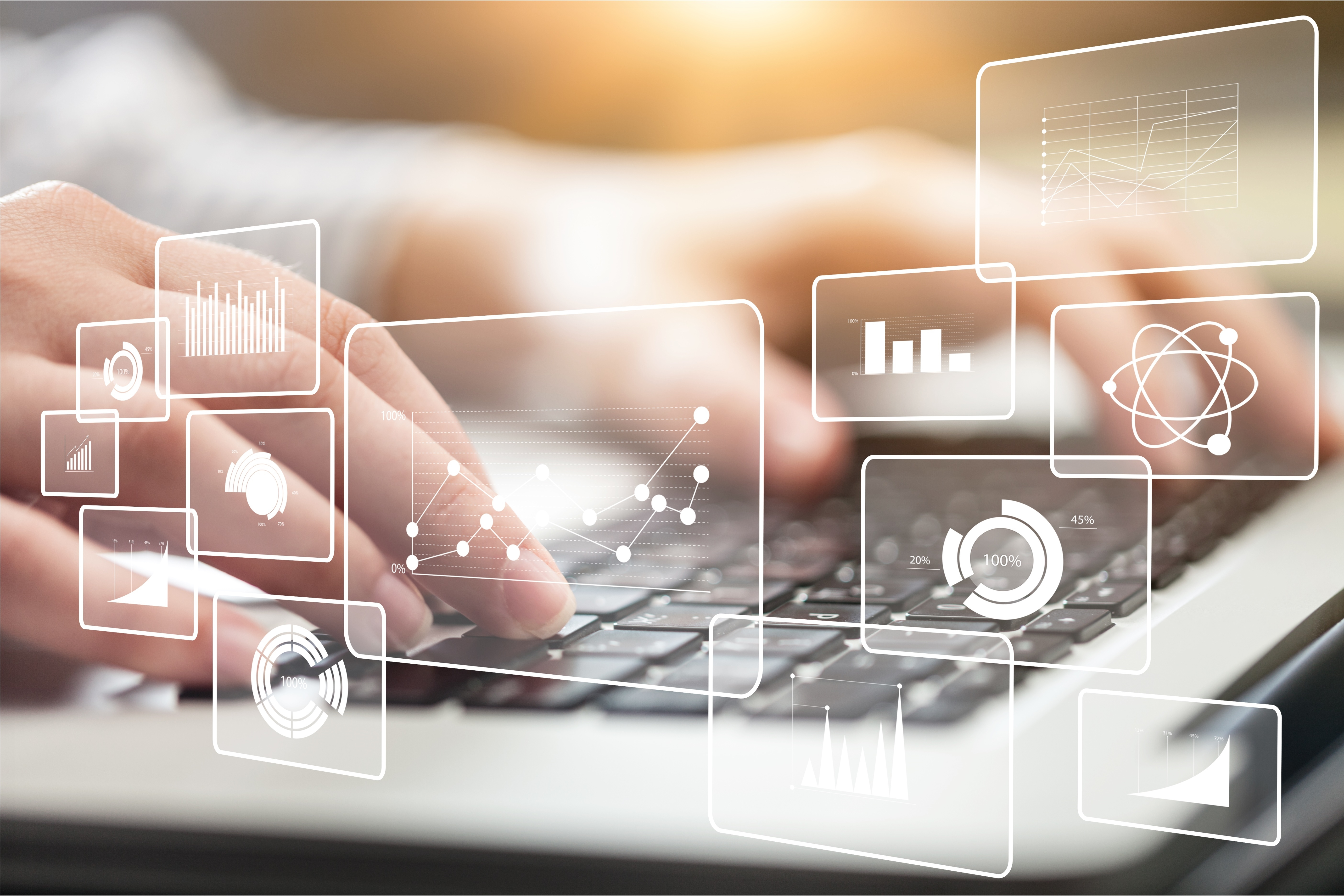 Persona utilizando un ordenador para integrar datos y visualizar informes de gestión mediante OneConnect de Control Group