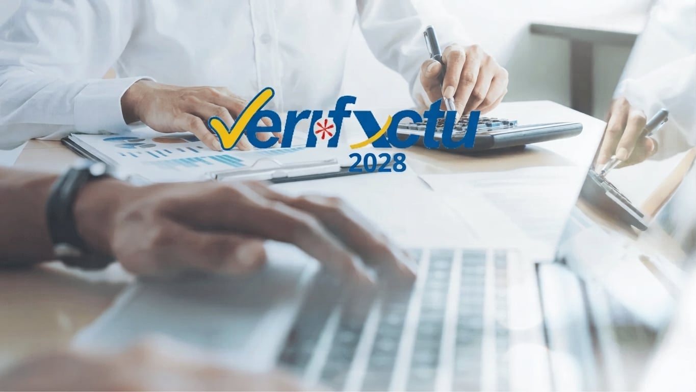 Adaptación a Veri*Factu 2028: Escritorio con ordenador, calculadora y facturas.